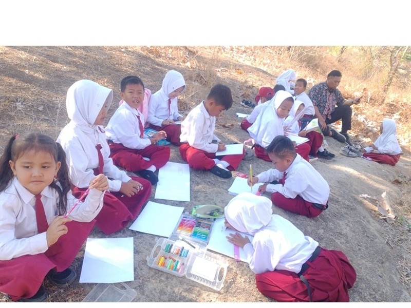 Kegaiatan Menggambar Di luar Kelas
